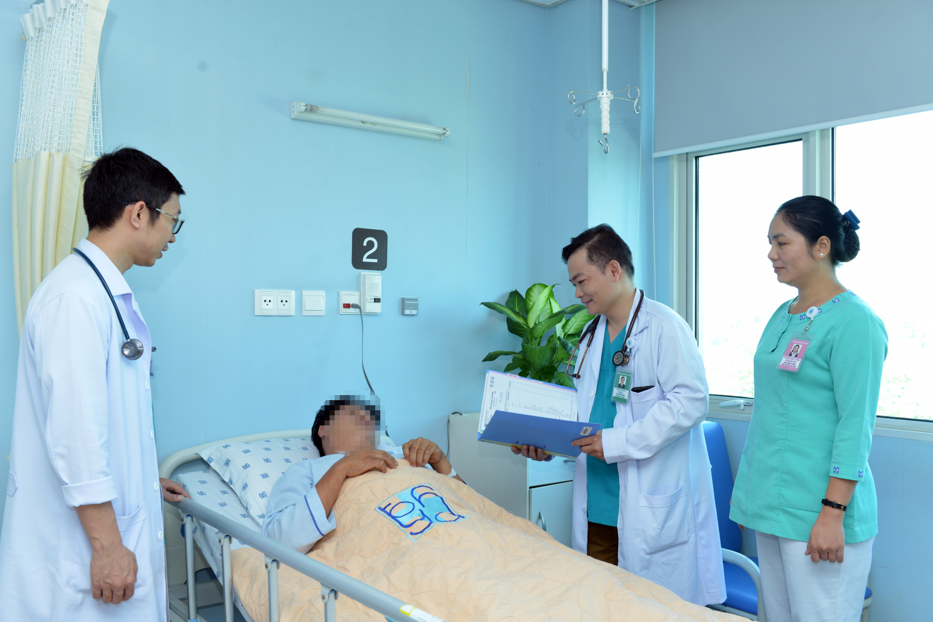 BS Trần Hòa kiểm tra bệnh nhân sau phẫu thuật  