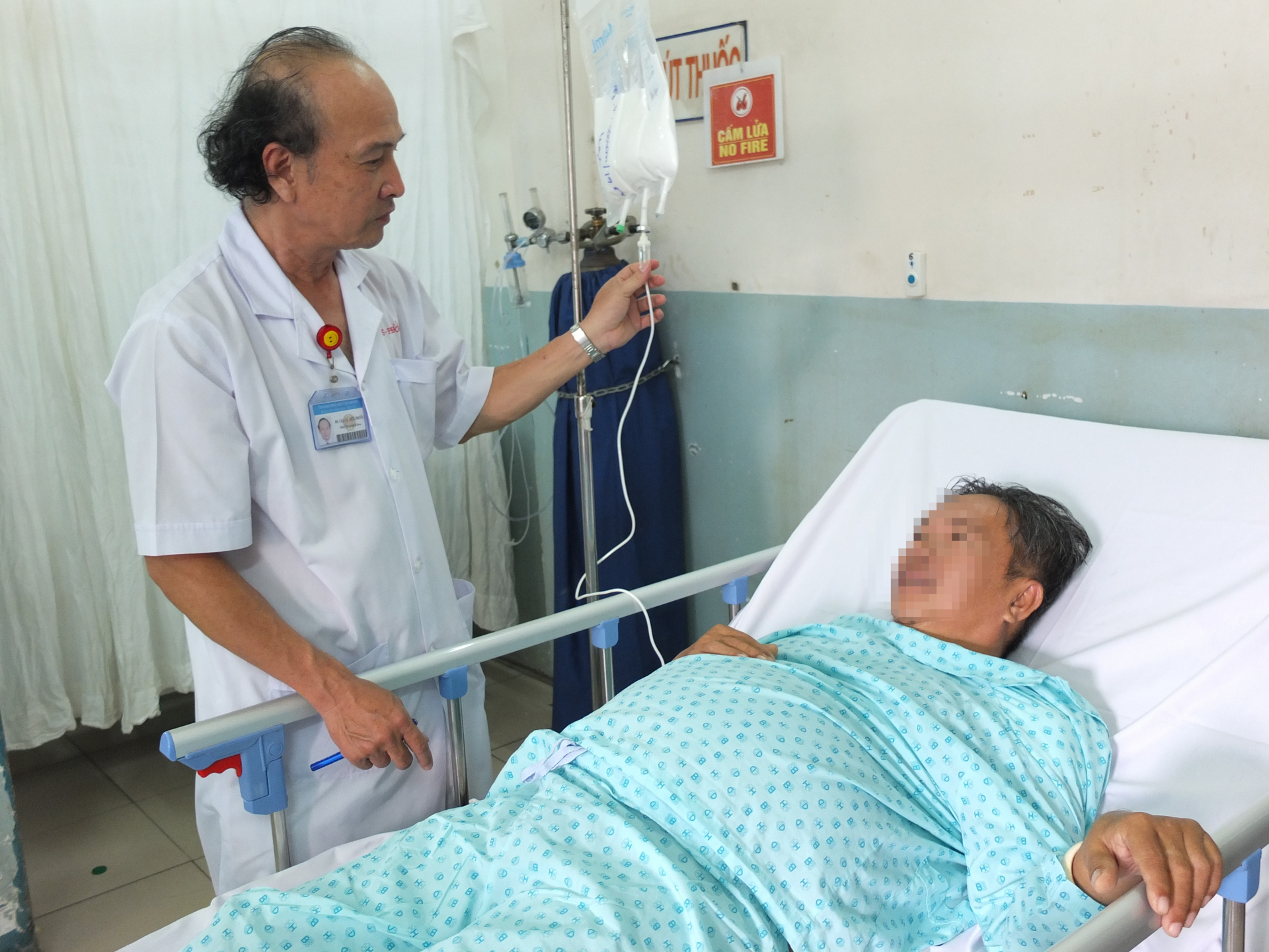 BS Lê Hữu Phước đi thăm bệnh nhân sau khi điều trị viêm tụy