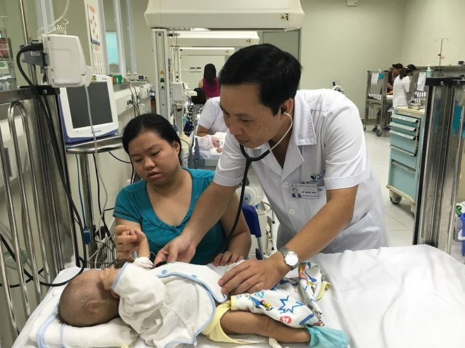 Bác sĩ BV Nhi Trung Ương thăm khám cho bệnh nhân nhi bị viêm phổi