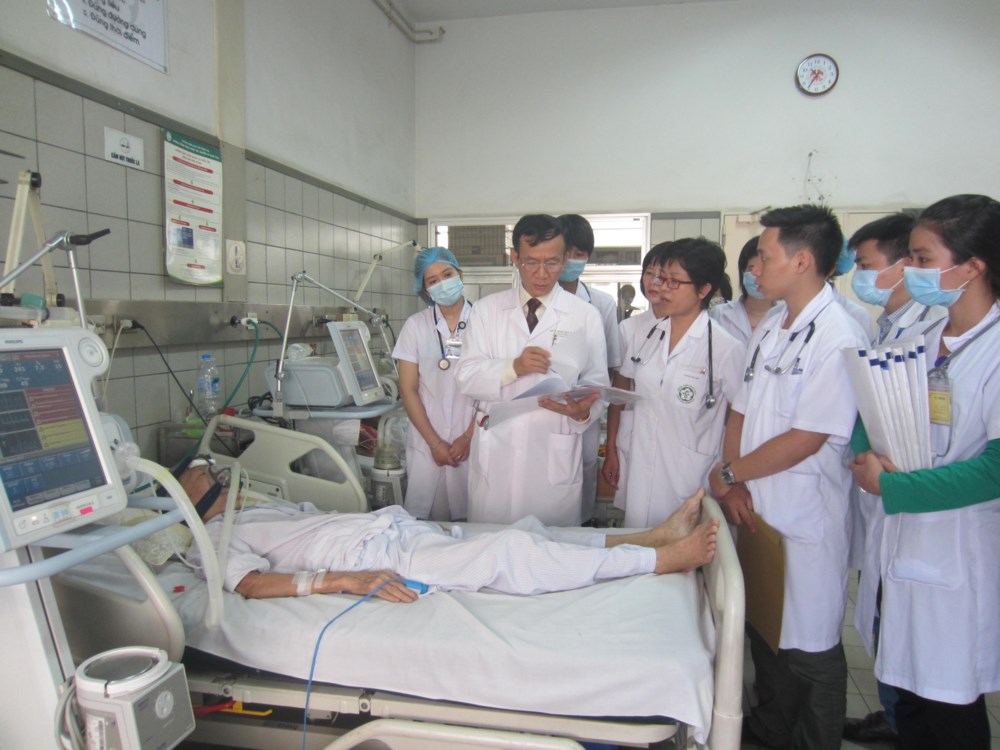 GS.TS.BS Ngô Quý Châu - Phó Giám đốc BV Bạch Mai (thứ 2 từ trái qua) đang thăm khám cho bệnh nhân