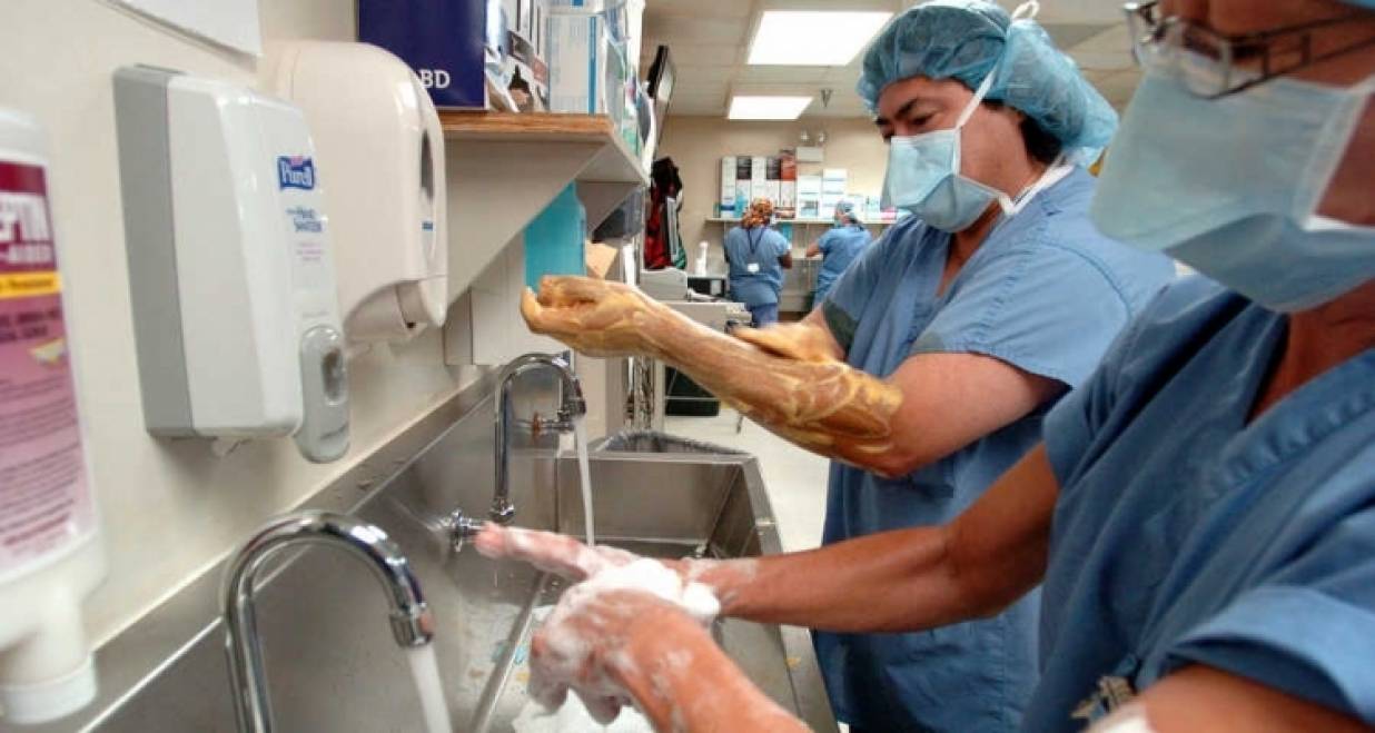 Đôi khi, tay của nhân viên y tế cũng là tác nhân gia tăng nguy cơ nhiễm khuẩn bệnh viện
