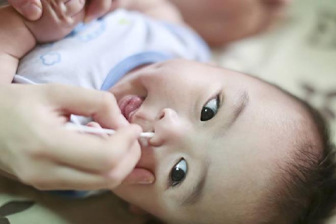 Vệ sinh mũi họng cho trẻ là một trong những cách phòng tránh bệnh hô hấp cho trẻ nhỏ