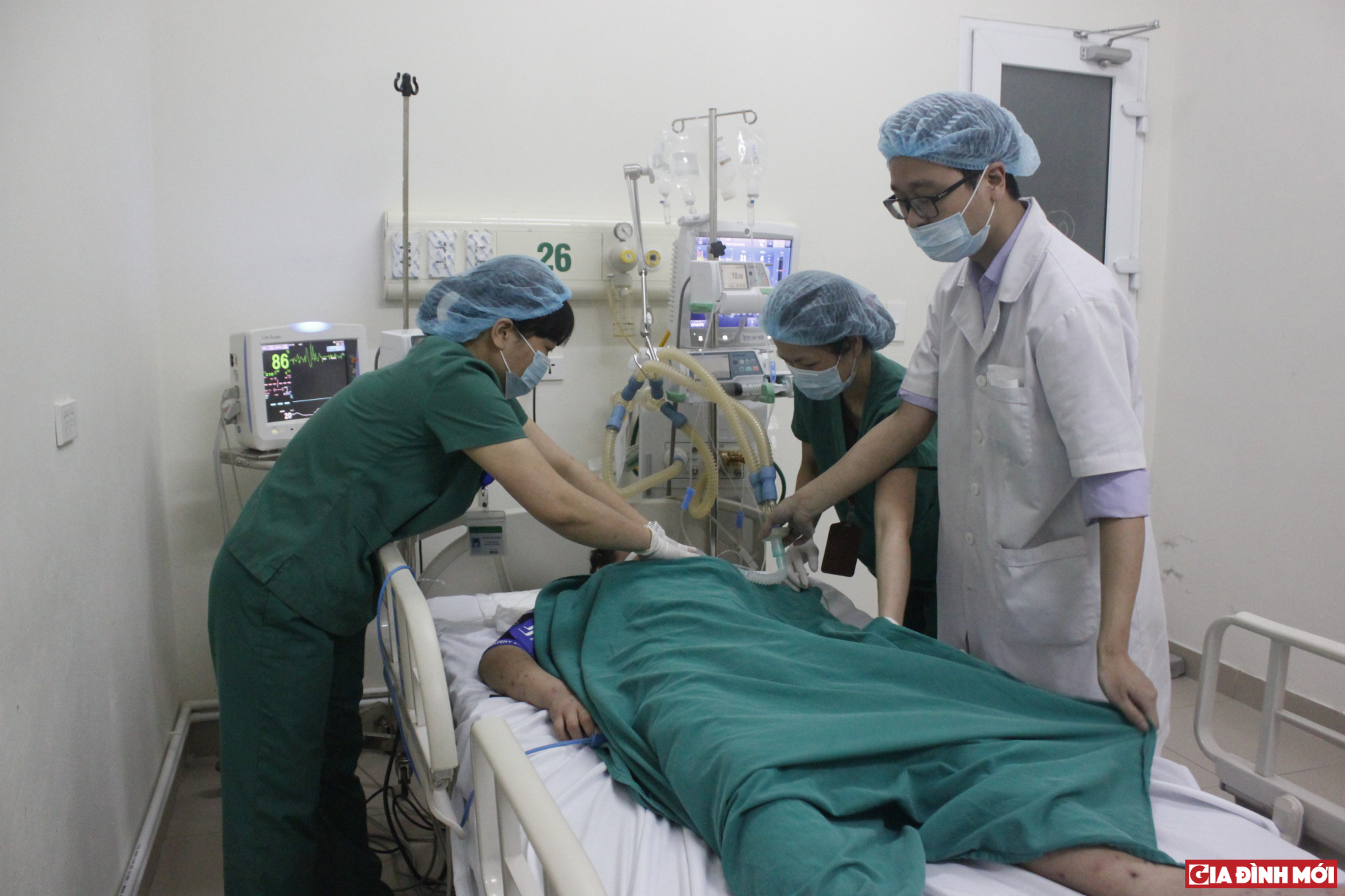 Bệnh nhân H. mắc viêm não mô cầu đang được điều trị tại Khoa Hồi sức, Bệnh viện Bệnh nhiệt đới Trung Ương