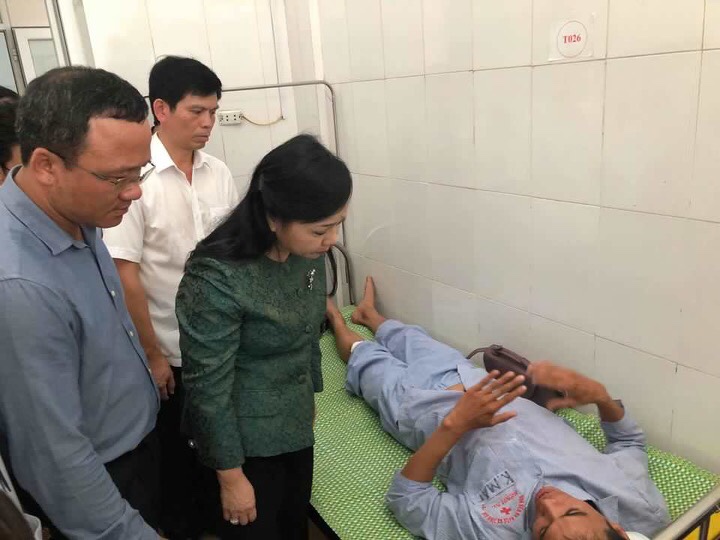 Bộ trưởng Bộ Y tế Nguyễn Thị Kim Tiến đã đến thăm, động viên và chia sẻ với các nạn nhân của vụ lật tàu tại Bệnh viện đa khoa huyện Tĩnh Gia
