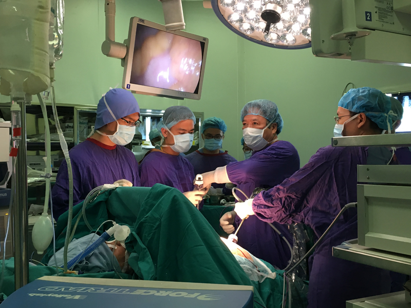 GS.TS Trần Bình Giang cùng Ths. Bs Bùi Thanh Phúc và các cộng sự đang thực hiện ca phẫu thuật nội soi điều trị giảm béo cho nam bệnh nhân nặng 115kg