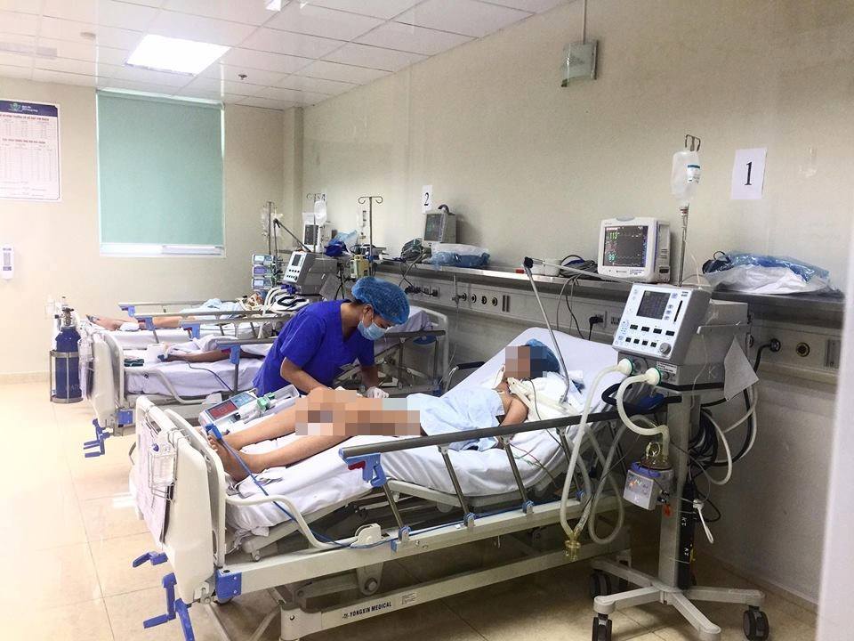 Cháu Lê Quỳnh Trang (13 tuổi, ở Hải Dương) vào viện trong tình trạng sốt cao, li bì, co giật. 