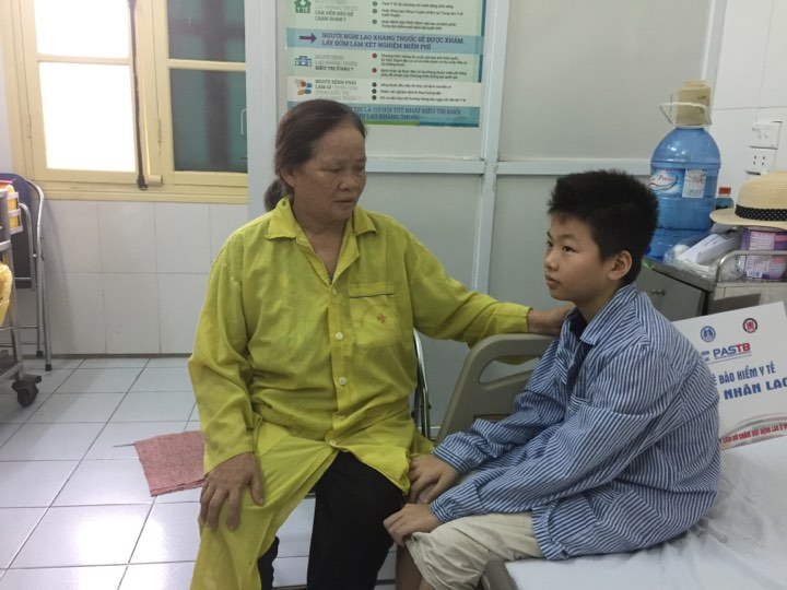 Vũ Văn Nghĩa (14 tuổi, Nam Định) cũng đang nằm viện trong sự khốn khó: cái khó của bệnh tật, cái khó của nghèo. 