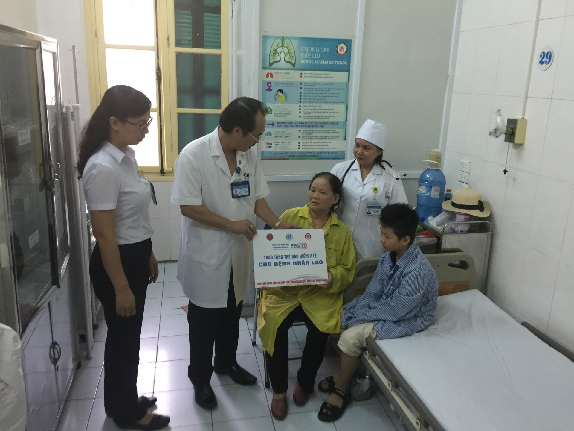 PGS. TS Vũ Xuân Phú - Phó Giám đốc Bệnh viện Phổi Trung Ương thay mặt bệnh viện và Quỹ trao thẻ BHYT cho các em nhỏ