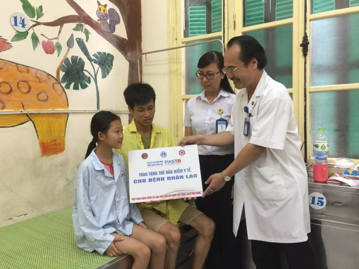 PGS. TS Vũ Xuân Phú - Phó Giám đốc Bệnh viện Phổi Trung Ương thay mặt bệnh viện và Quỹ trao thẻ BHYT cho các em nhỏ