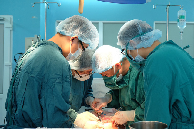 Hình ảnh quá trình phẫu thuật u mô tiêu hoá cho bệnh nhân