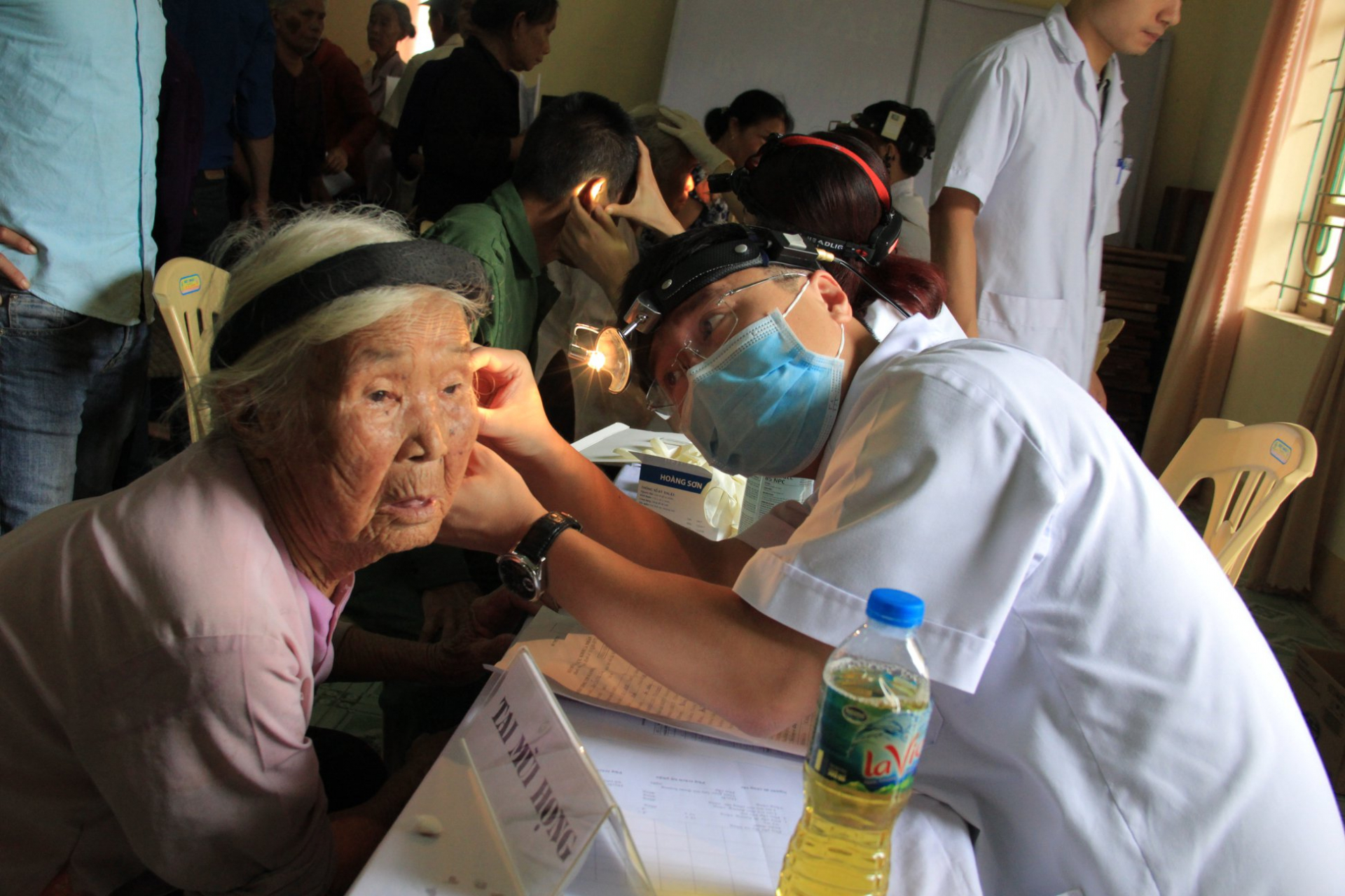 Các bác sĩ ở bệnh viện tuyến trung ương về Hà Tĩnh khám bệnh, phát thuốc cho người dân   