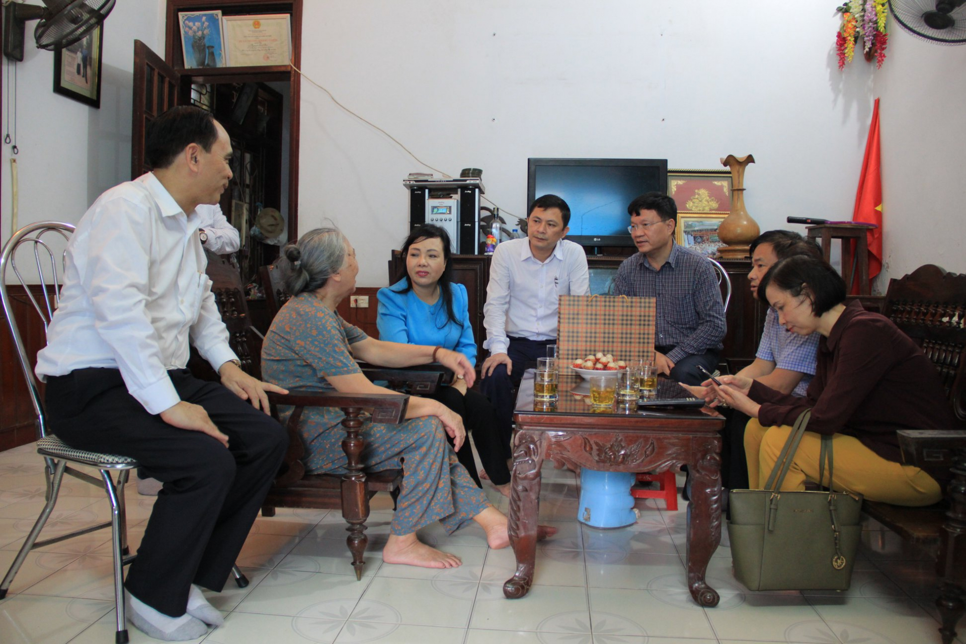 Bộ trưởng Bộ Y tế thăm hỏi nữ du kích Nguyễn Thị Kim Lai- nhân vật trong câu thơ 