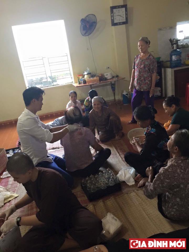 Thầy lang Văn Đình Tân (áo trắng) tổ chức khám chữa bệnh cho người dân, trong đó, không ít bệnh nan y, bệnh không thể chữa