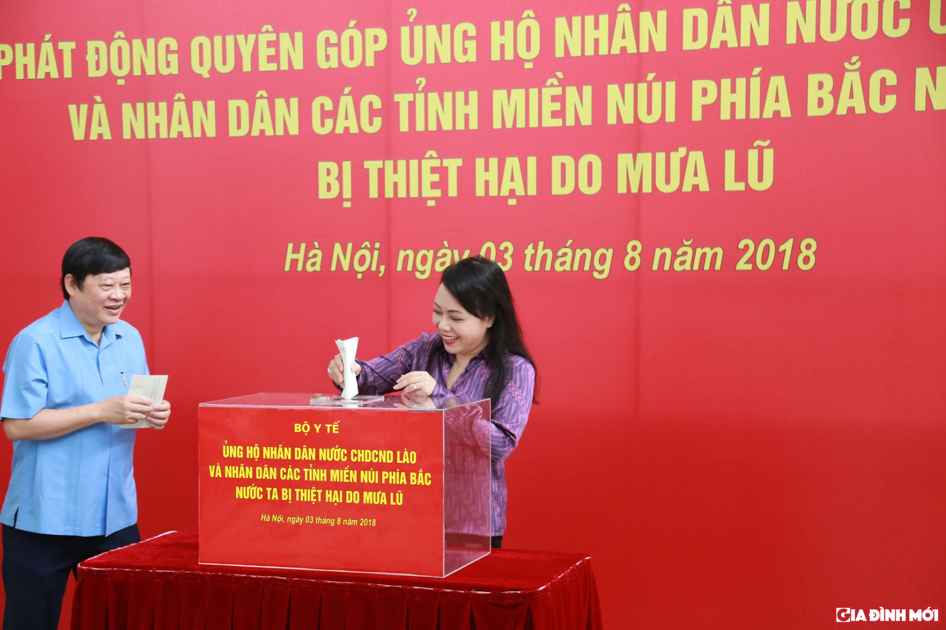 Bộ trưởng Bộ Y tế Nguyễn Thị Kim Tiến và Thứ trưởng Bộ Y tế Nguyễn Viết Tiến ủng hộ tại buổi phát động quyên góp