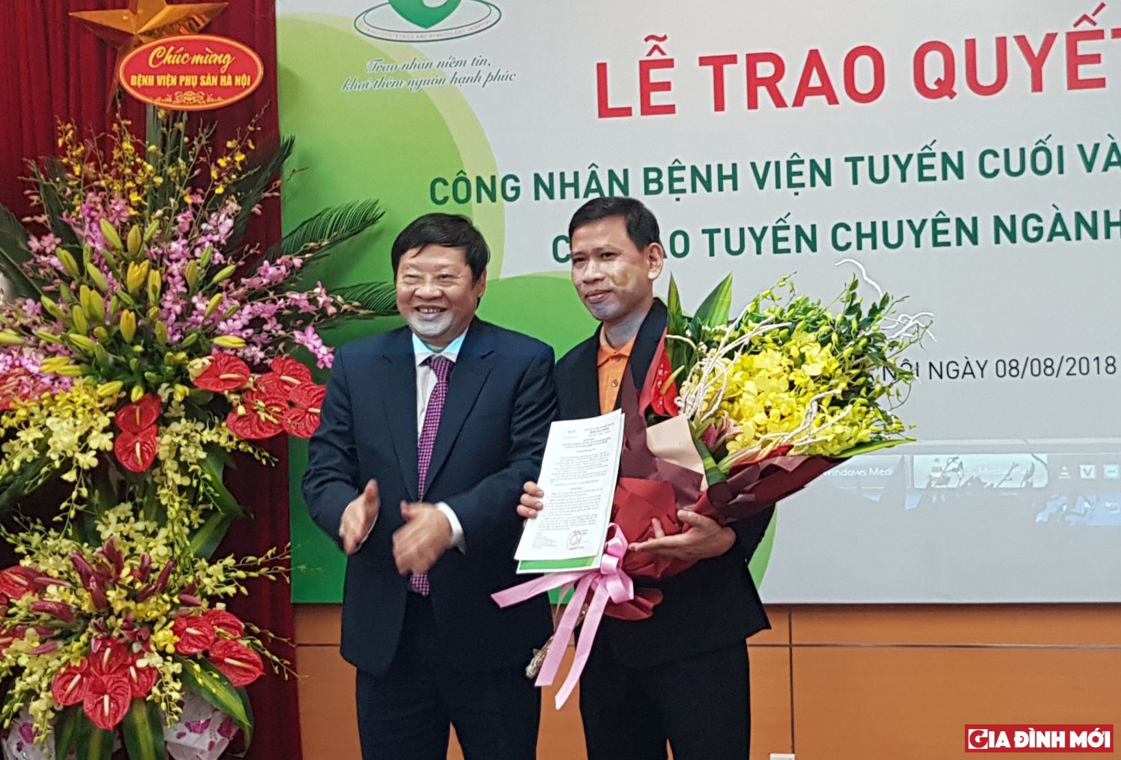 Thứ trưởng Bộ Y tế trao công nhân cho Bệnh viện Phụ sản Hà Nội