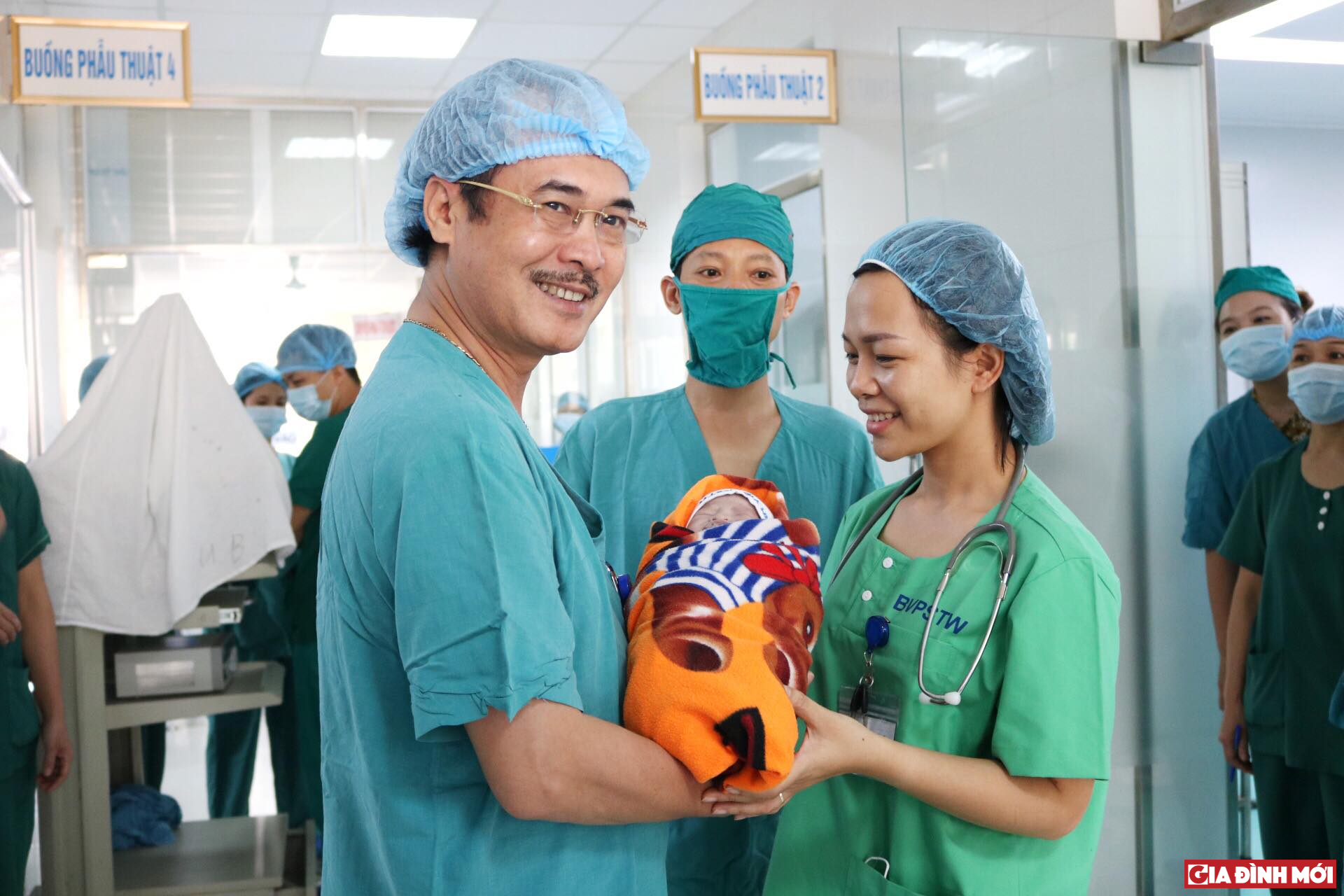 PGS. TS Vũ Xuân Phú - Phó Giám đốc Bệnh viện Phổi Trung ương đại diện Bệnh viện Phổi trao bé gái sơ sinh cho đại diện Bệnh viện Phụ sản Trung Ương