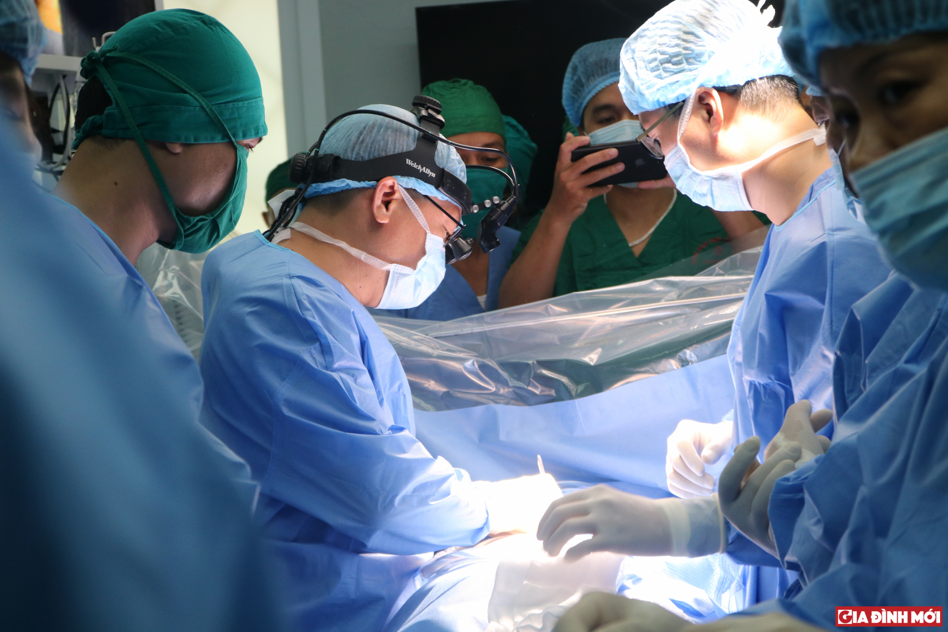 GS. TS Lê Ngọc Thành - Giám đốc Bệnh viện E ( người đeo kính bên trái) phối hợp mổ ca bệnh đặc biệt này