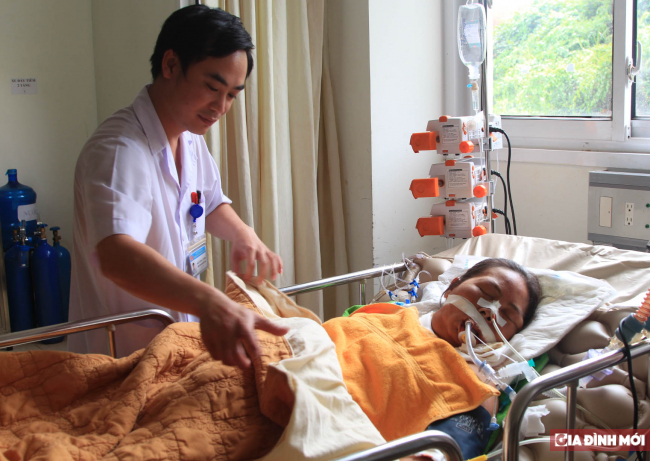   Bệnh nhân Sách, sau sự hỗ trợ tích cực của các bác sĩ Bệnh viện đa khoa Yên Bái đã qua cơn nguy kịch  