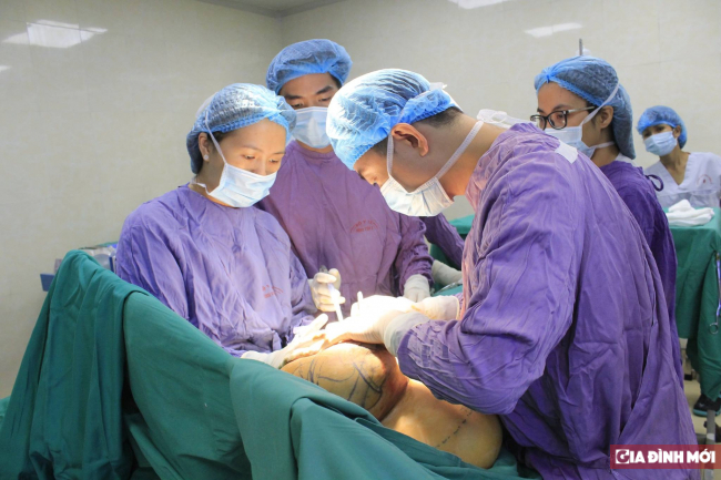   Hình ảnh trong quá trình phẫu thuật của bệnh nhân  