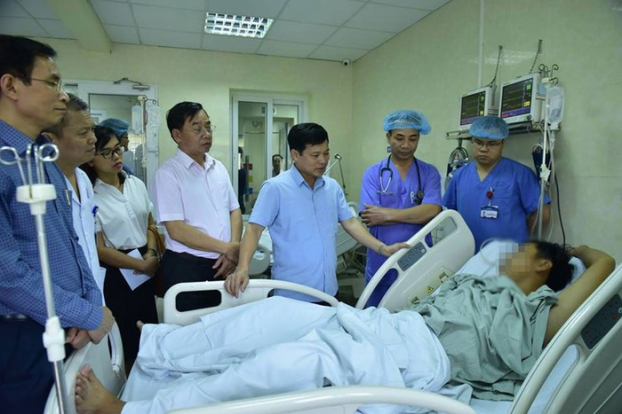   Những hình ảnh lãnh đạo Hà Nội đến thăm nạn nhân trong vụ việc nghi sử dụng chất ma tuý đang gây nhiều tranh cãi  