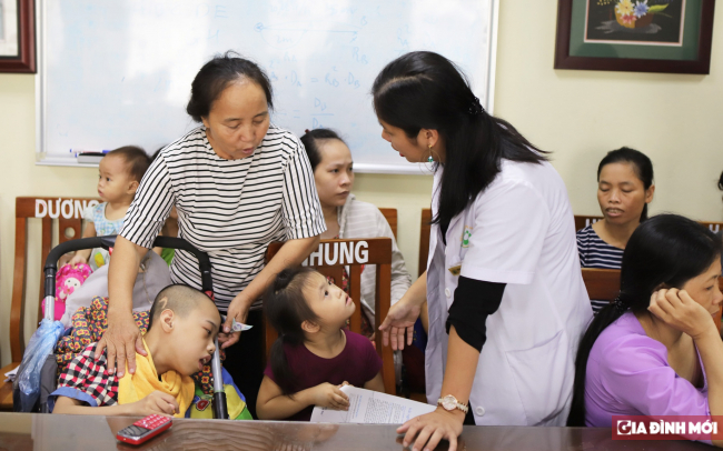   Đại diện Bệnh viện Phụ sản Hà Nội trao tặng quà cho những gia đình bệnh nhi có hoàn cảnh khó khăn  