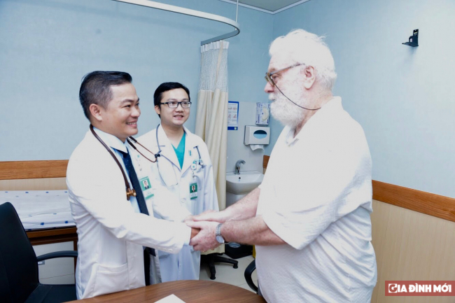 Người đàn ông Úc 76 tuổi cấp cứu ở Việt Nam vì đặt stent 10 năm trước rồi 'quên' khám lại 1