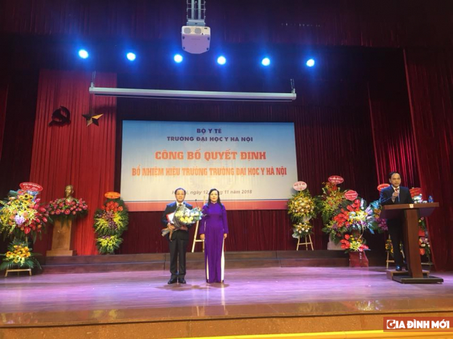   Bộ trưởng Nguyễn Thị Kim Tiến trao quyết định bổ nhiệm cho GS. TS Tạ Thành Văn  
