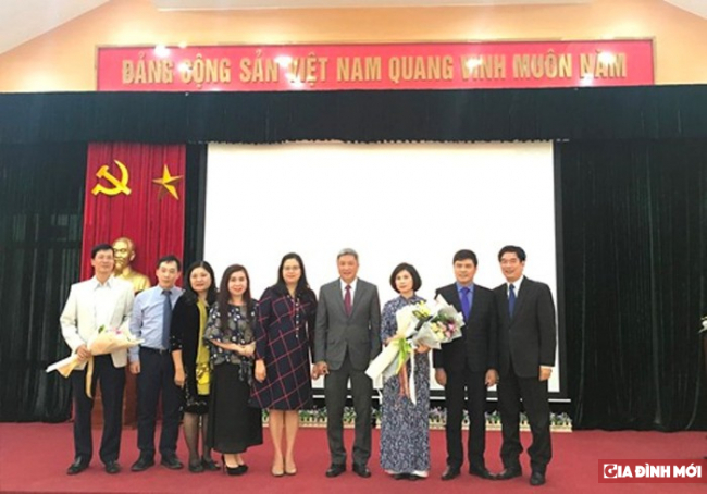   TS Trần Thị Mai Oanh (thứ 3 từ phải qua) nhận nhiệm vụ mới  