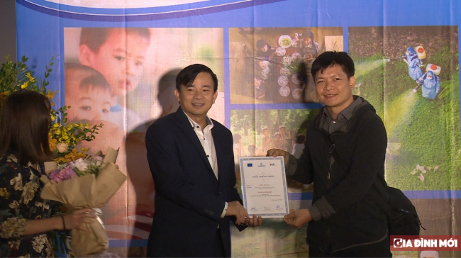   Ông Nguyễn Đình Anh trao giải cho tác giả đoạt giải Nhì  