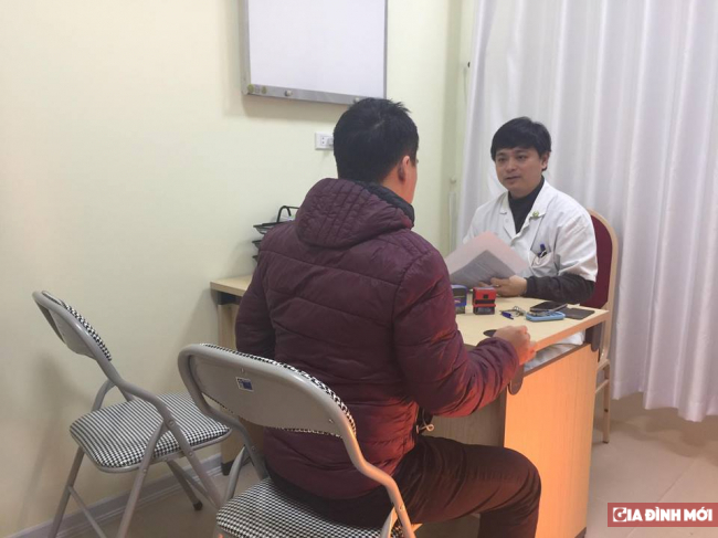  Bác sĩ Trung tâm Nam học, Bệnh viện Hữu nghị Việt Đức đang tiến hành tư vấn cho bệnh nhân  