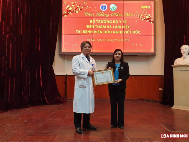   Bộ trưởng Bộ Y tế trao tặng bằng khen cho tập thể Bệnh viện Hữu Nghị Việt Đức  