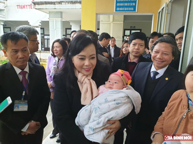   Bộ trưởng Bộ Y tế Nguyễn Thị Kim Tiến đã đi thị sát tại một số điểm tiêm chủng vắc-xin '5 trong 1' ComBE FIVE  