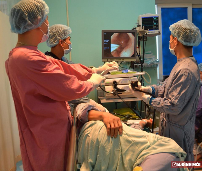   Các bác sĩ tiến hành nội soi gắp xương gà cho bệnh nhân  