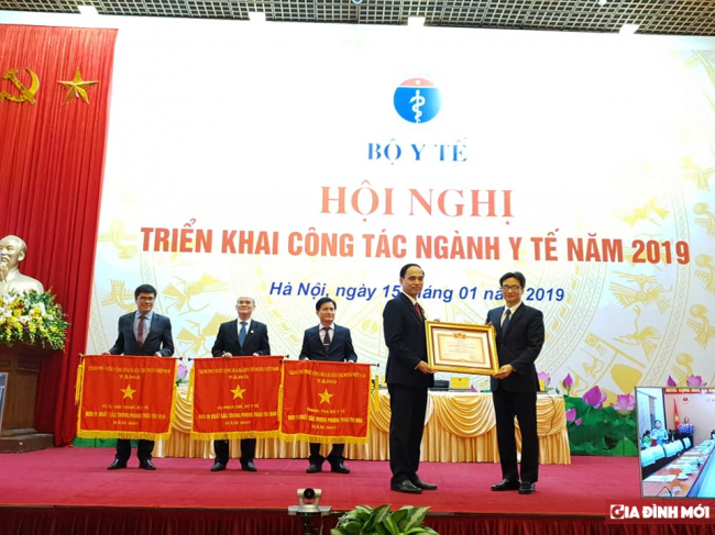   Phó Thủ tướng trao khen thưởng cho những đơn vị, cá nhân tiêu biểu ngành y tế  