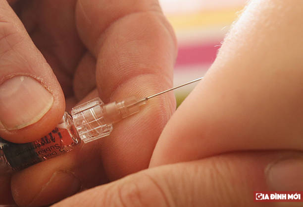   Sốt là biểu hiện thông thường của trẻ sau tiêm vắc xin ComBE Five  