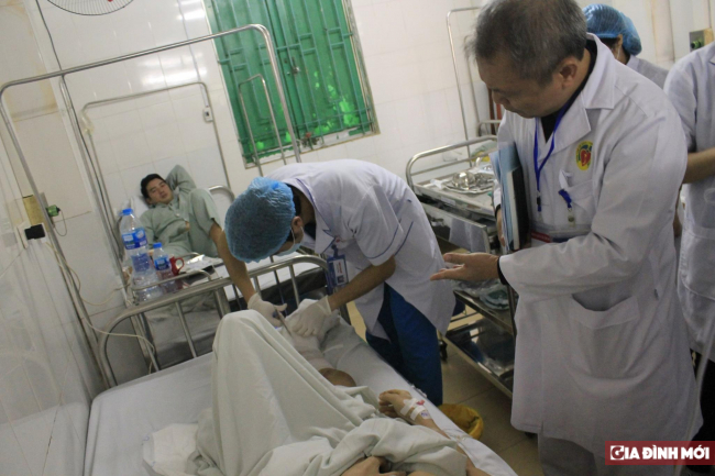   GS. TS Lê Ngọc Thành đi thăm bệnh nhân sau ca phẫu thuật  