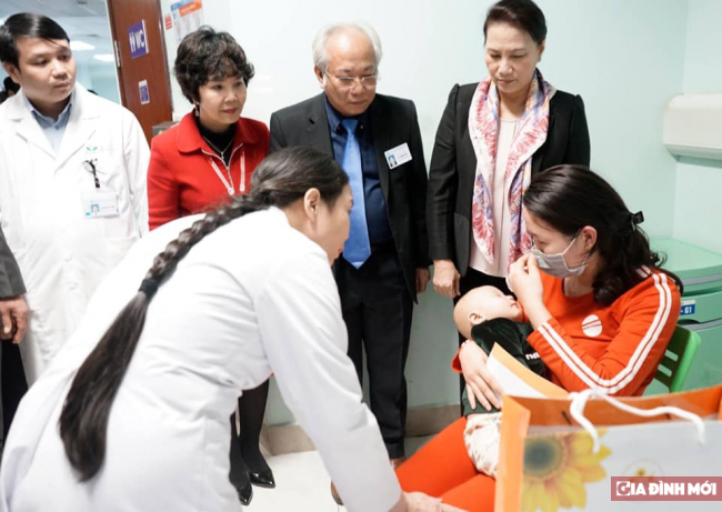   Chủ tịch Quốc Hội Nguyễn Thị Kim Ngân đã trao 100 suất quà cho các bệnh nhi ung thư  
