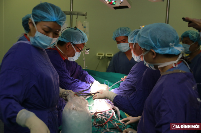   Hình ảnh trong cuộc phẫu thuật của bệnh nhân nước ngoài vừa được cứu sống  