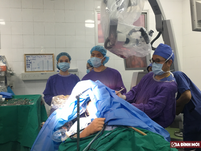   Hình ảnh trong ca phẫu thuật não đặc biệt đầu tiên xuất hiện ở Việt Nam  