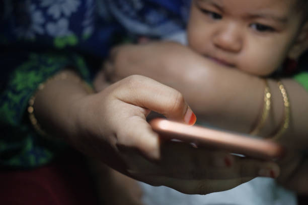   Nhiều cha mẹ đang lạm dụng dùng điện thoại để dỗ dành trẻ nhỏ  