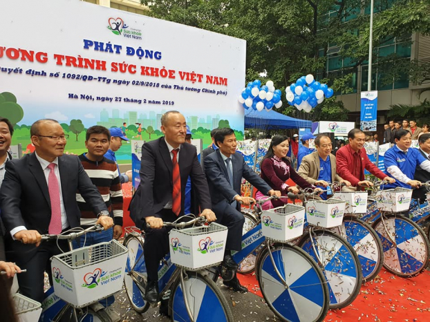   HLV Park Hang-seo đạp xe cùng Bộ trưởng Nguyễn Thị Kim Tiến  