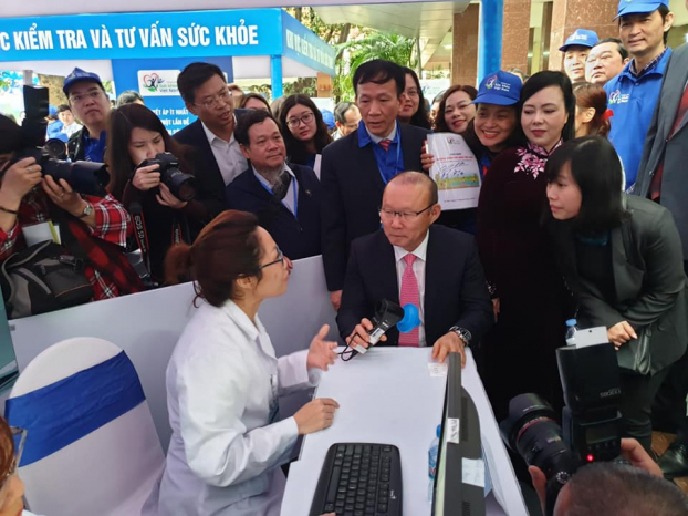 HLV Park Hang-seo đạp xe, kiểm tra sức khoẻ cùng Bộ trưởng Nguyễn Thị Kim Tiến 2