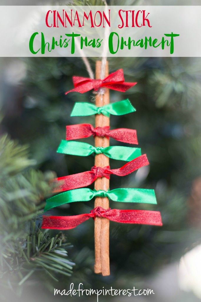 Đơn giản là một thanh gỗ và những sợi ruy-băng, bạn đã có một cây thông Noel đáng yêu. 