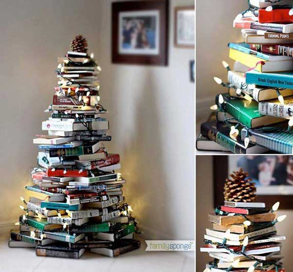 Tiết kiệm và dành cho những ai không khéo tay, bạn chỉ việc xếp những cuốn sách của mình thành chồng nhỏ dần, vậy là bạn đã có một dịp Giáng sinh chứa đầy kiến thức.