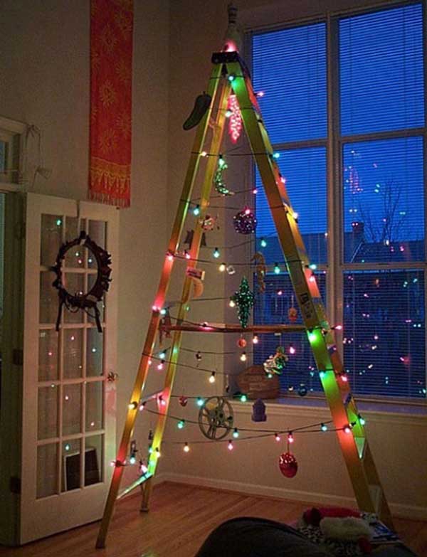 Một ý tưởng không thể sáng tạo hơn, liệu có phải của một anh thợ điện? Hãy tận dụng chiếc thang chữ A trong nhà và bạn đã có một cây thông Noel khổng lồ để trang trí.