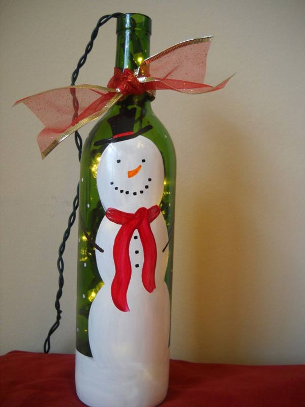 Tận dụng những chiếc chai đơn giản ở nhà để làm thành những chiếc đèn đậm không khí Giáng sinh.