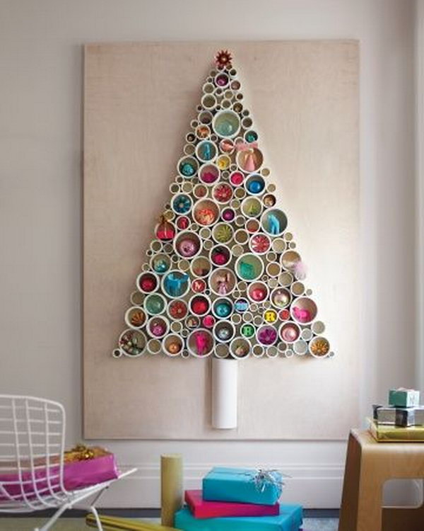 Tận dụng những cuộn băng dính, vòng tròn cỡ to nhỏ khác nhau để tạo hình cây thông Giáng sinh trên tường. Đây có thể là một chiếc giá đựng đồ, vừa là món đồ trang trí tường tuyệt vời.