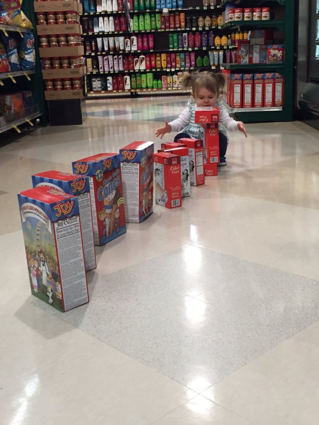 Một cô bé thích sắp xếp ngay ngắn, nhất là ở siêu thị