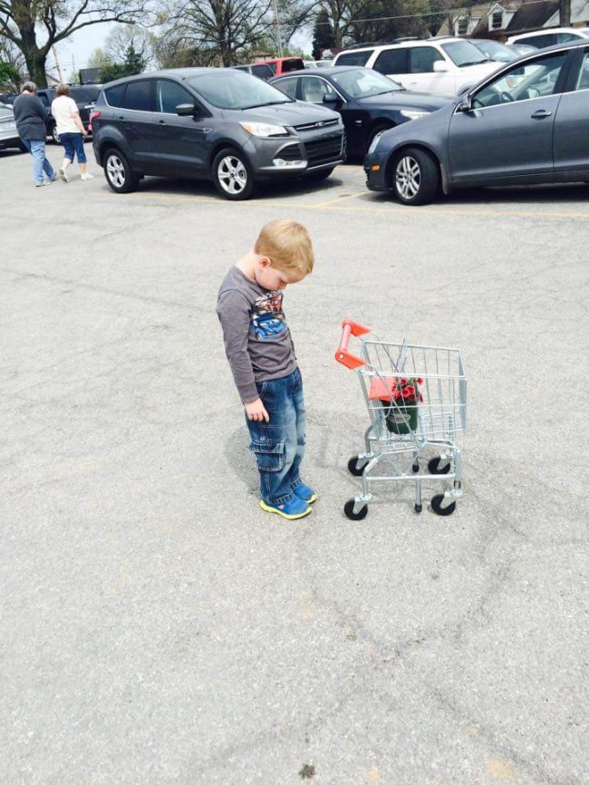 Con trai tôi không chịu về khi siêu thị không bán xe đẩy hàng cho nó