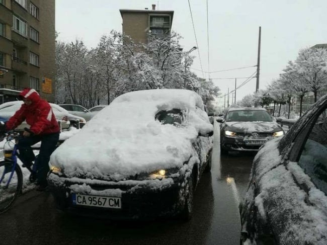 Sao phải gạt tuyết cả cái xe khi bạn vẫn có thể nhìn thấy?